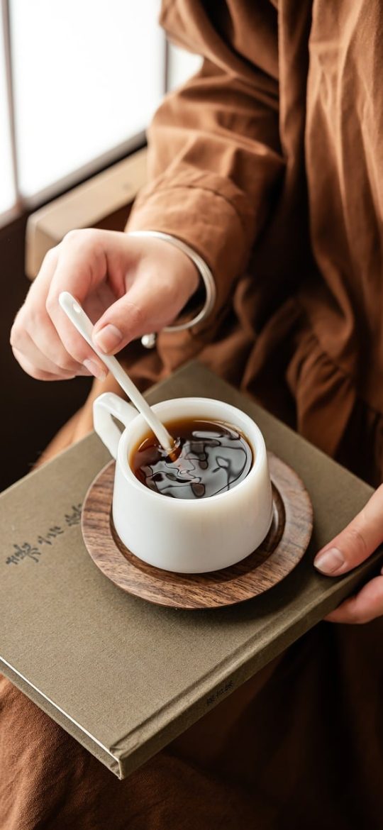姐姐 App 对照阅读界面截图，左右两栏并排展示两种相近解释，中间用细线分隔，便于逐条比对差异
